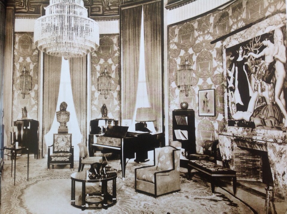 Ilustracje przedstawia Emile Jacques Ruhlmann, Salon, Dom Kolekcjonera na Międzynarodowej Wystawie Sztuki Dekoracyjnej w Paryżu. Na ilustracji widoczny jest duży salon z wysokimi oknami . Na środku salonu stoi niski okrągły stolik. Po prawej stronie salonu znajduje się kominek ze stojąca obok niego ławą. Pod oknem z prawej strony salonu znajduje się fortepian, na którym stoi lampa z białym abażurem. Widać także dwa fotele oraz popiersie trojące na tle okna w środkowej części salonu. Z sufitu zwisa ogromna lampa zbudowana z licznych kryształków.