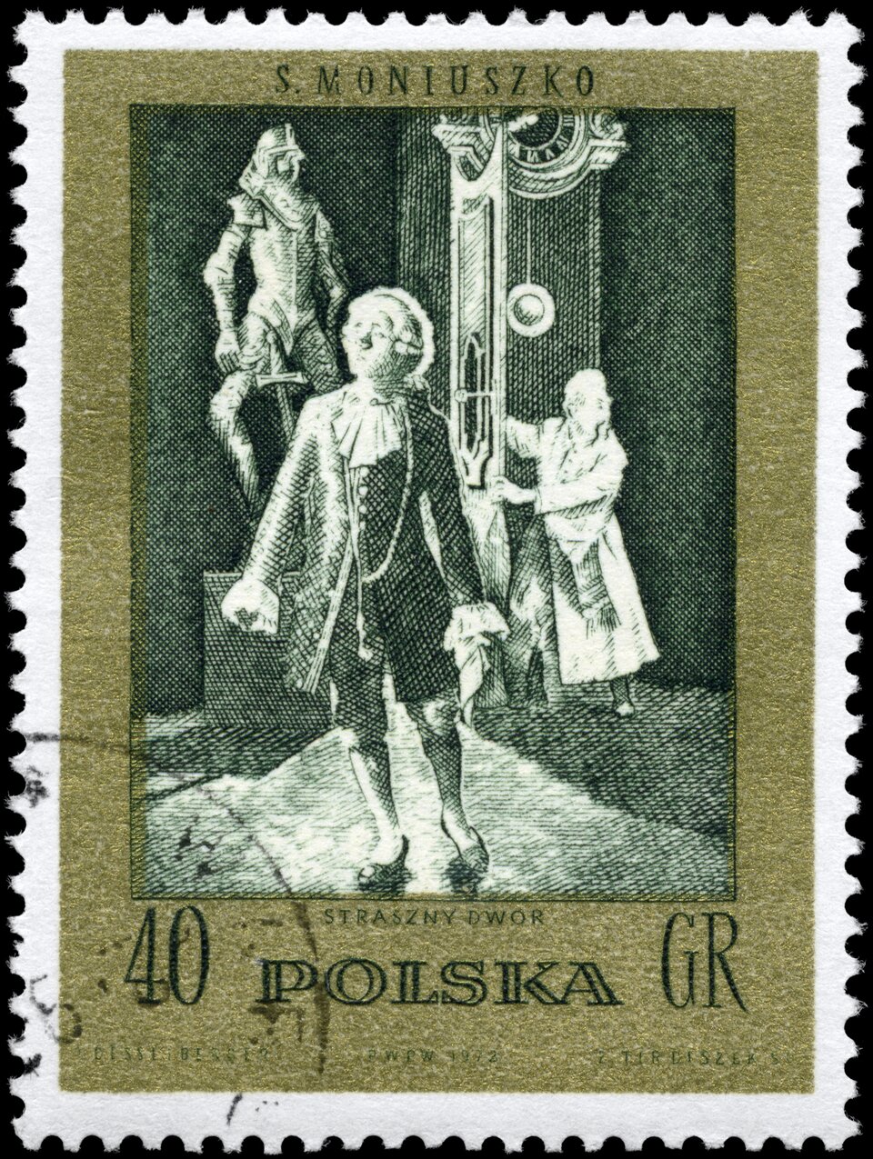 Ilustracja przedstawia szaro-zielony znaczek z grafiką, ukazującą scenę z opery „Straszny dwór” Stanisława Moniuszki. Na pierwszym planie widoczna jest postać młodego mężczyzny w białej peruce, ubranego w dopasowany kaftan, żabot oraz krótkie spodnie z pończochami. Na drugim planie widać starszego człowieka w długim kaftanie, stojącego przy dużym zegarze. Obok zegara znajduje się zbroja rycerska. Nad grafiką widnieje napis „S. MONIUSZKO” a pod grafiką „40 POLSKA GR”.