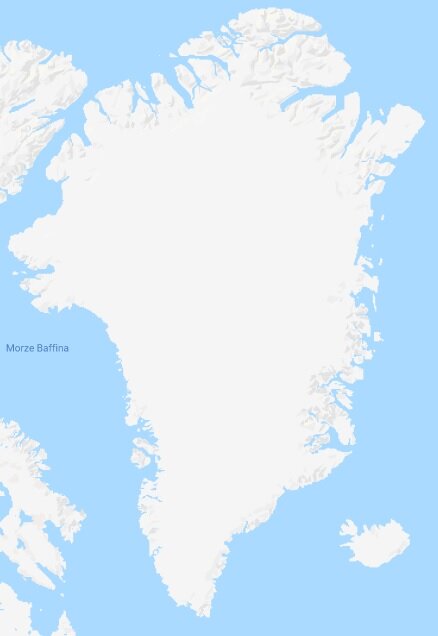Mapa przedstawia lądolód grenlandzki mający kształt odwróconego trójkąta. Powierzchnia lądolodu jest przedstawiona jako plama o nieregularnym kształcie. Z kolei morze Baffina i ocean oznaczono kolorem niebieskim. W centralnej części mapy znajduje się największa wyspa. Wokół niej są mniejsze okoliczne wyspy.