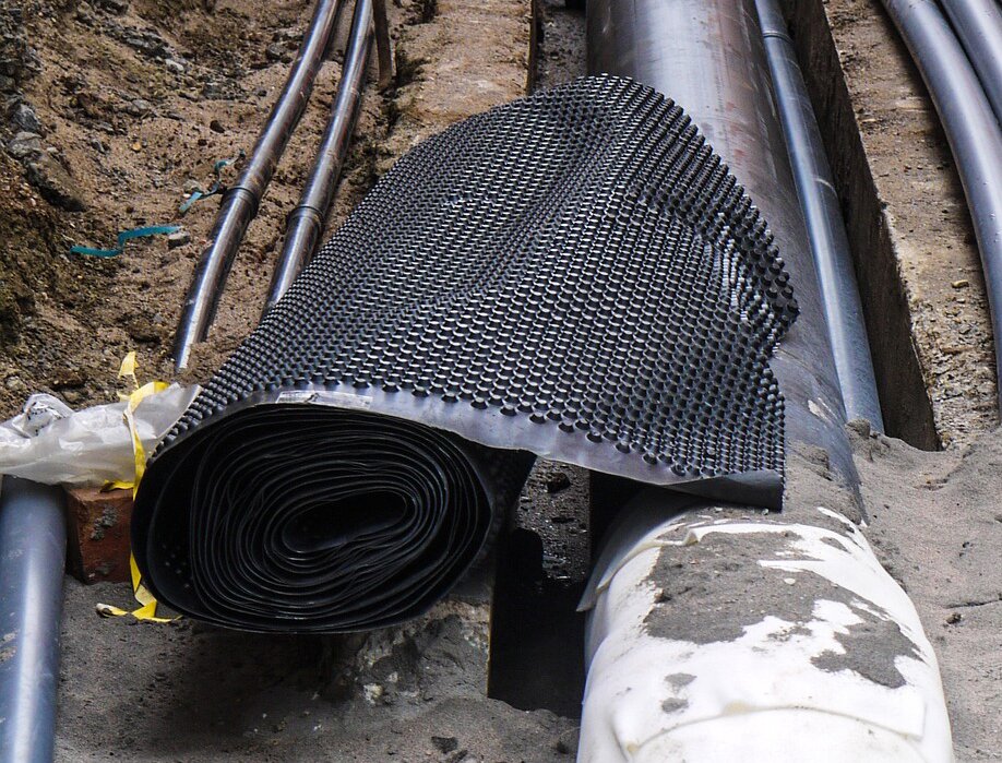 Zdjęcie przedstawia gumową podkładkę antywibracyjną. Podkładka jest koloru czarnego i zawiera liczne wypustki. Jest zwinięta w rolkę.

Opis prezentowanych na zdjęciu obrazów jest załączony w treści e‑booka.