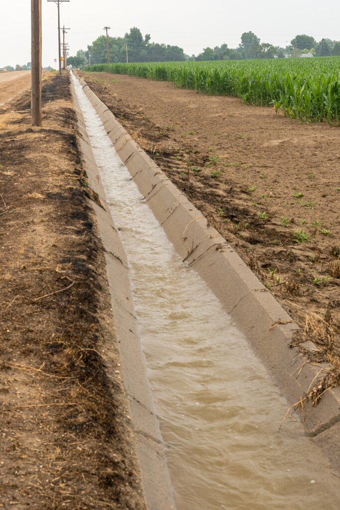 Zdjęcie przedstawia betonowe wzmocnienia rowów.