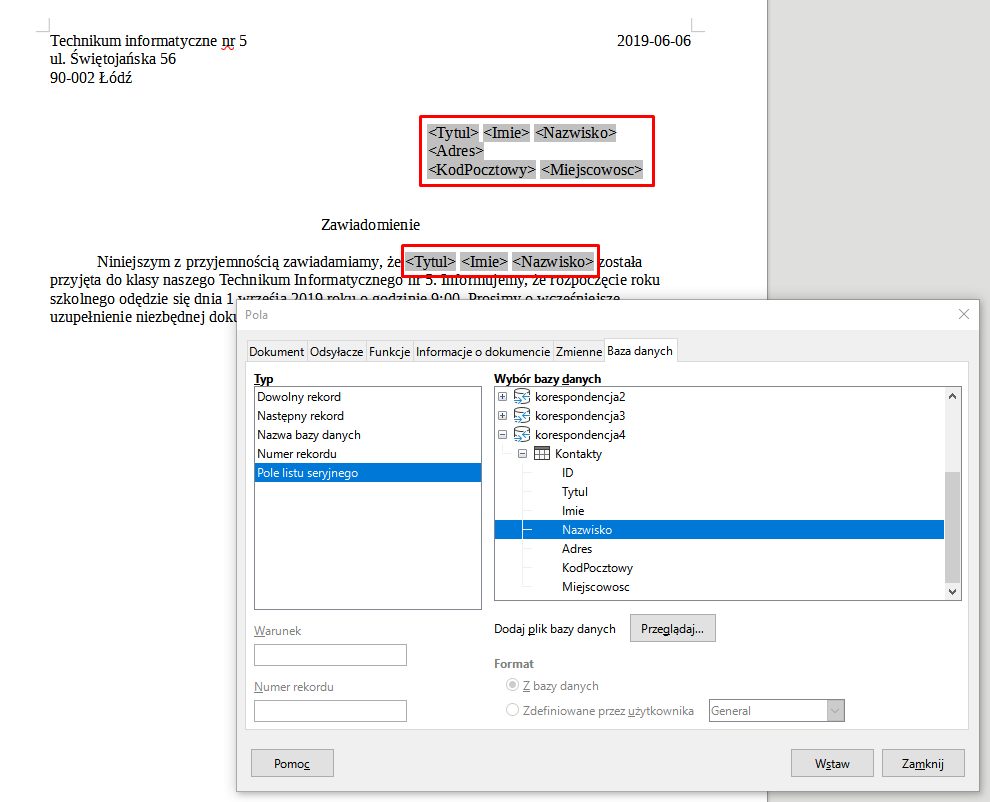 Ilustracja przedstawia tekst zawiadomienia, w którym zaznaczono szarym tłem oraz czerwonymi ramkami słowa w nawiasach ostrokątnych takie jak tytuł, imię, nazwisko, adres, kod pocztowy, miejscowość. Poniżej zawiadomienia otwarte jest okno pola. Wybrano w nim opcję Baza danych. Po lewej stronie  w opcji typ wybrano opcję pole listu seryjnego, a po lewej stronie w wyborze bazy danych wybrano opcję Nazwisko.