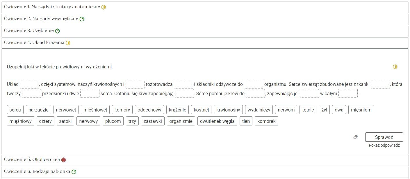 Grafika przedstawia przykładowe ćwiczenie uzupełniania tekstu w harmonii. Na grafice znajduje się harmonia składająca się z sześciu wierszy. Wewnątrz każdego z nich został umieszczony numer ćwiczenia wraz z nazwą działu, którego dotyczy. Z boku dodatkowo znajduje się ikonka w kształcie sześciokąta oznaczająca poziom trudności. Zielona oznacza łatwy, żółta średni, a czerwona trudny. Wiersz z ćwiczeniem czwartym jest rozwinięty. Pod nim znajduje się szerokie okienko. W nim zawiera się ćwiczenie polegające na uzupełnianiu tekstu. Składa się z polecenia, pod którym usytuowany jest tekst z jedenastoma pustymi miejscami do uzupełnienia. Pod tekstem znajduje się dwadzieścia sześć prostokątów zawierających propozycje różnych odpowiedzi. Na samym dole umieszczony jest prostokąt z czarnym obramowaniem i białym wypełnieniem. Wewnątrz niego znajduje się napis: Sprawdź. Pod przyciskiem umieszczony został natomiast napis: Pokaż odpowiedź. Dodatkowo z boku znajduje się ikonka gumki. Jej wciśnięcie spowoduje wymazanie dotychczasowo zaznaczonych odpowiedzi.