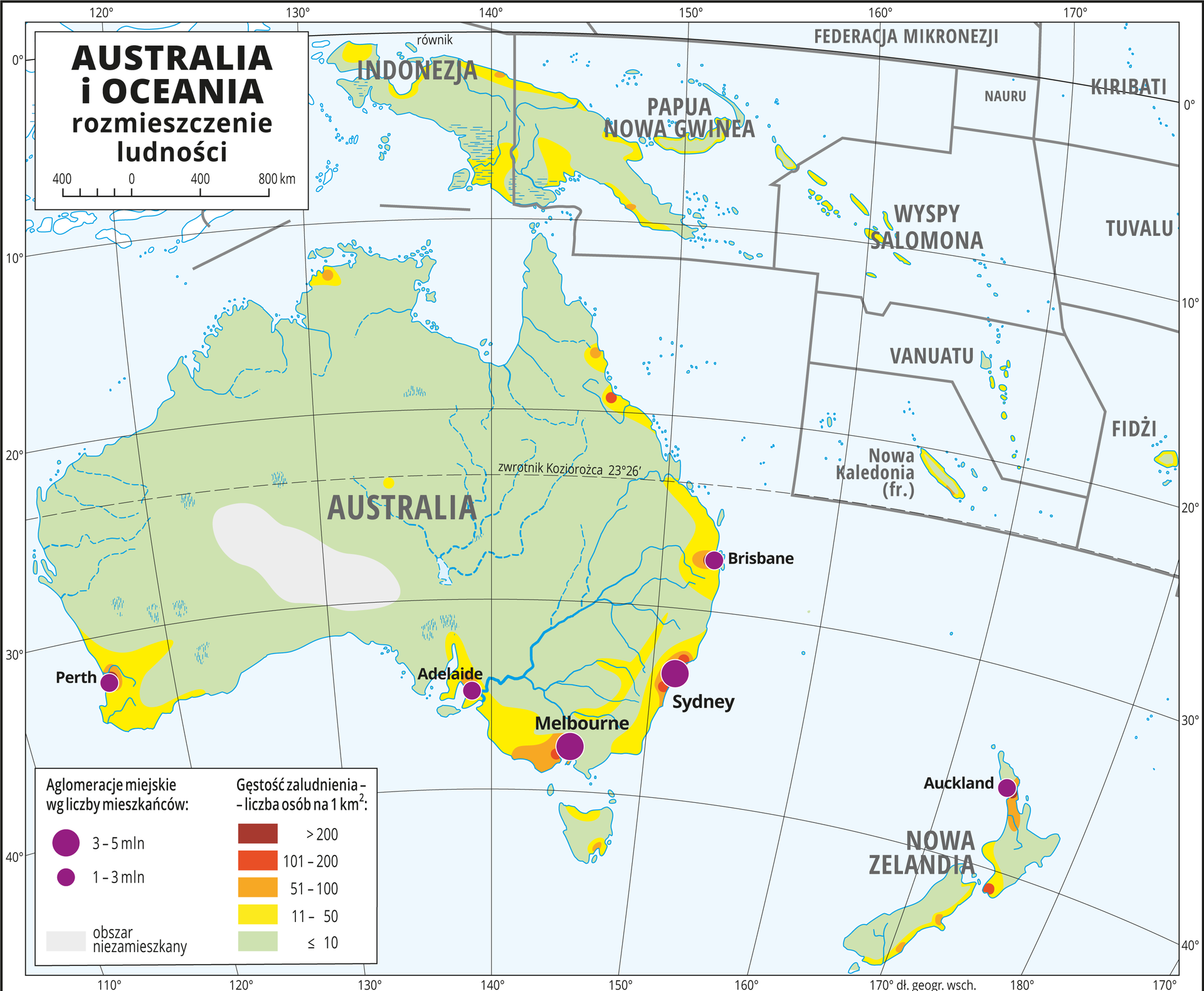 Ilustracja przedstawia mapę rozmieszczenia ludności w Australii i Oceanii. Kolorami od zielonego (w przewadze) przez żółty i pomarańczowy do czerwonego i brunatnego przedstawiono gęstość zaludnienia. Na większości wysp przeważają obszary o gęstości zaludnienia poniżej dziesięciu osób na jeden kilometr kwadratowy. Gęściej zaludnione są jedynie wybrzeża. Na południowym i wschodnim wybrzeżu Australii duża gęstość zaludnienia i duże aglomeracje miejskie: Melbourne, Sydney – od trzech do pięciu milionów mieszkańców, Brisbane, Adelaide, Perth – od jednego do trzech milionów mieszkańców. Dookoła mapy w białej ramce opisano wartości szerokości i długości geograficznych co dziesięć stopni. W legendzie umieszczono i opisano kolory użyte na mapie.