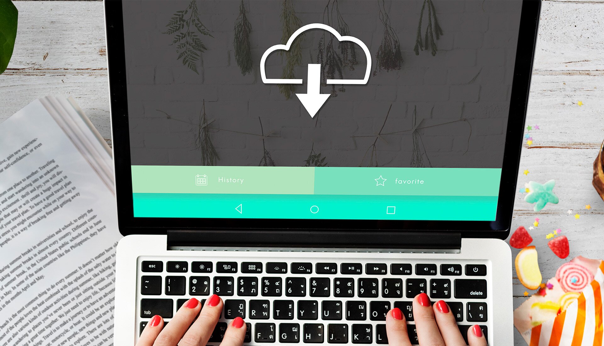 Zdjęcie przedstawia otwarty laptop, na którego klawiaturze widoczne są dłonie. Na ekranie widoczna chmura ze strzałką skierowaną w dół.