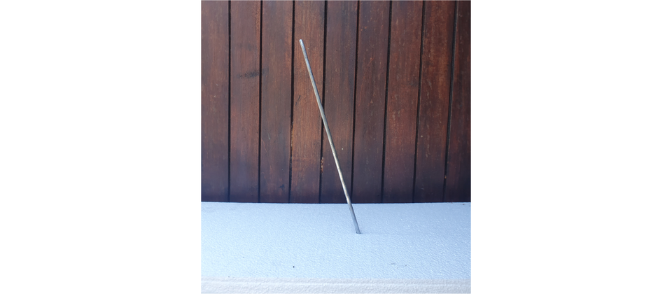 Na ilustracji przedstawiono drut wbity w styropian.