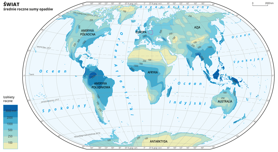 Mapa świata przedstawia rozkład rocznej sumy opadów. Wartości powyżej 3000 mm występują w Indonezji i w północno zachodniej części Ameryki Południowej. Wartości od 2000 do 3000 mm występują w Azji Południowo Wschodniej oraz w północno zachodniej Ameryce Południowej. Wartości od 1000 do 2000 mm występują we wschodniej Ameryce Południowej, wschodniej Ameryce Północnej, północnej Europie, środkowo zachodniej Afryce, wschodniej Azji. Wartości od 500 do 1000 mm występują w zachodniej Ameryce Południowej, wschodniej Ameryce Północnej, w Europie w tym w Polsce, w południowo wschodniej Afryce, we wschodniej Azji i wschodniej Australii. Wartości od 250 do 500 mm występują w środkowej Ameryce Północnej, w zachodniej Antarktydzie, w środkowej Azji i środkowej Australii. Wartości od 100 do 250 mm występują na Grenlandii, w północnej Azji i północnej Ameryce Północnej. Wartości poniżej 100 mm występują na Antarktydzie, w północnej Grenlandii, w północnej Afryce.