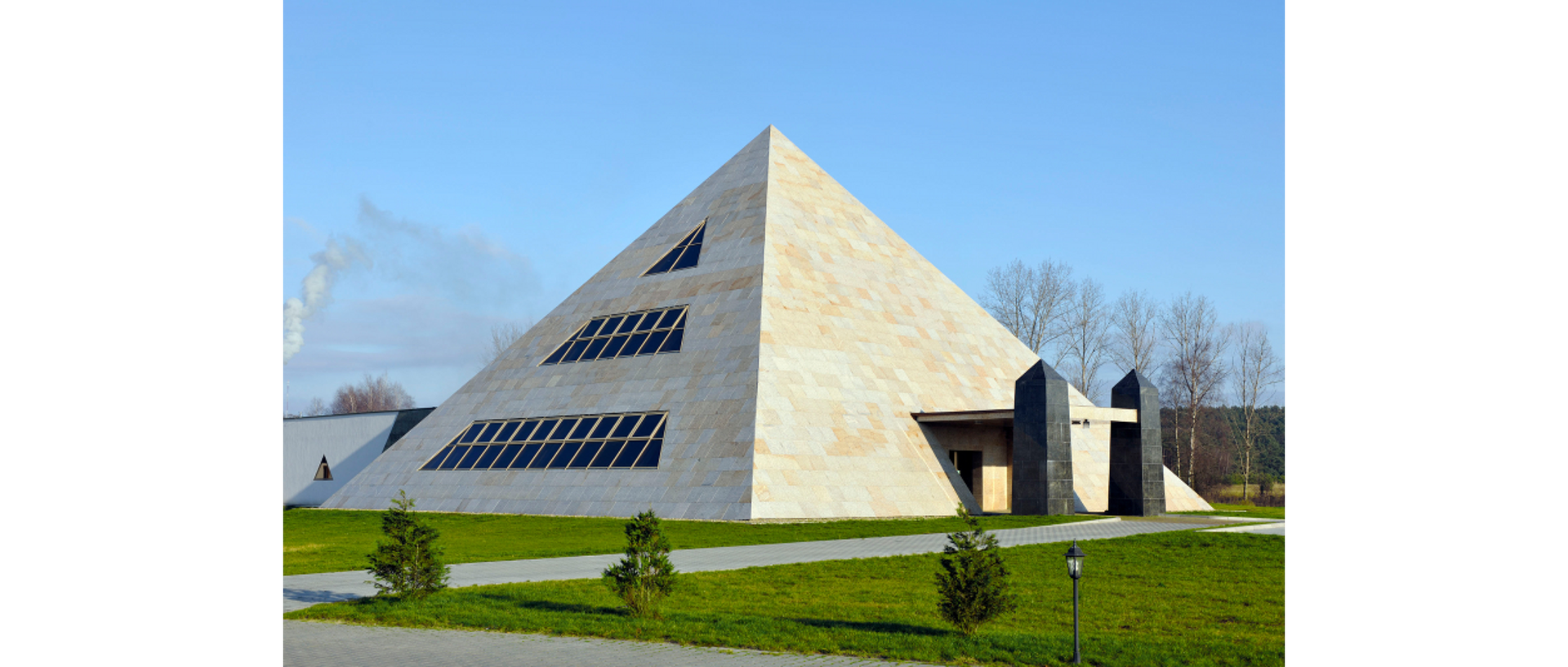 Na ilustracji przedstawiono budynek w kształcie piramidy.