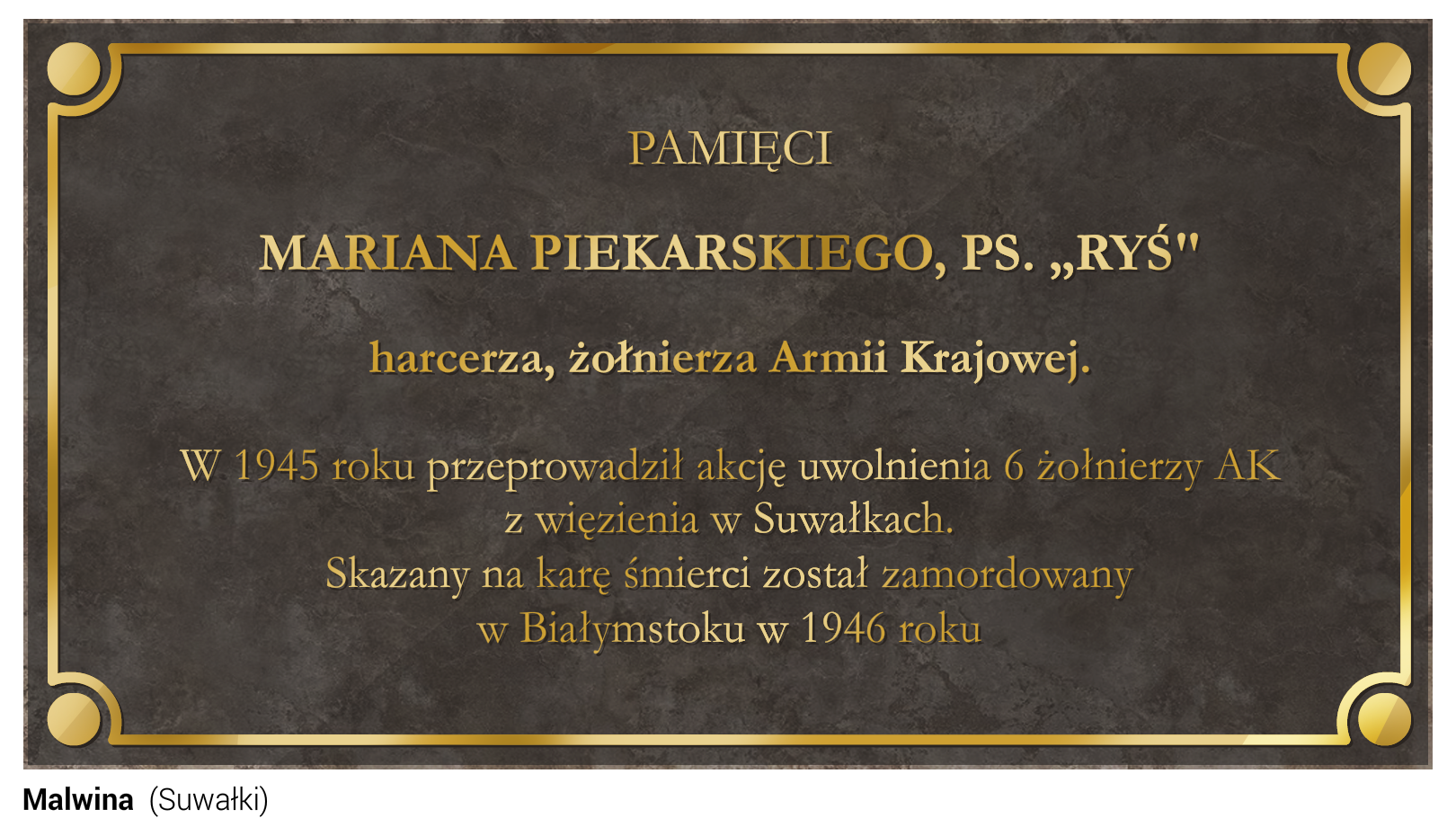 Slajd przedstawia tablicę pamięci Mariana Piekarskiego, ps. „Ryś” harcerza, żołnierza Armii Krajowej. W 1945 roku przeprowadził akcję uwolnienia 6 żołnierzy AK z więzienia w Suwałkach. Skazany na karę śmierci został zamordowany w Białymstoku w 1946 roku. Tablica wykonana z ciemnego kamienia ze złotymi napisami i złotym ornamentem.