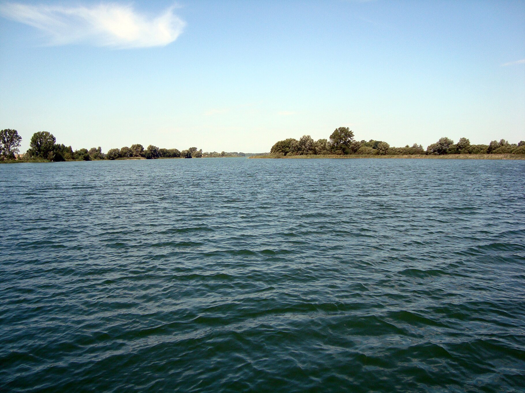 Fotografia przedstawia widok na jezioro Gopło.