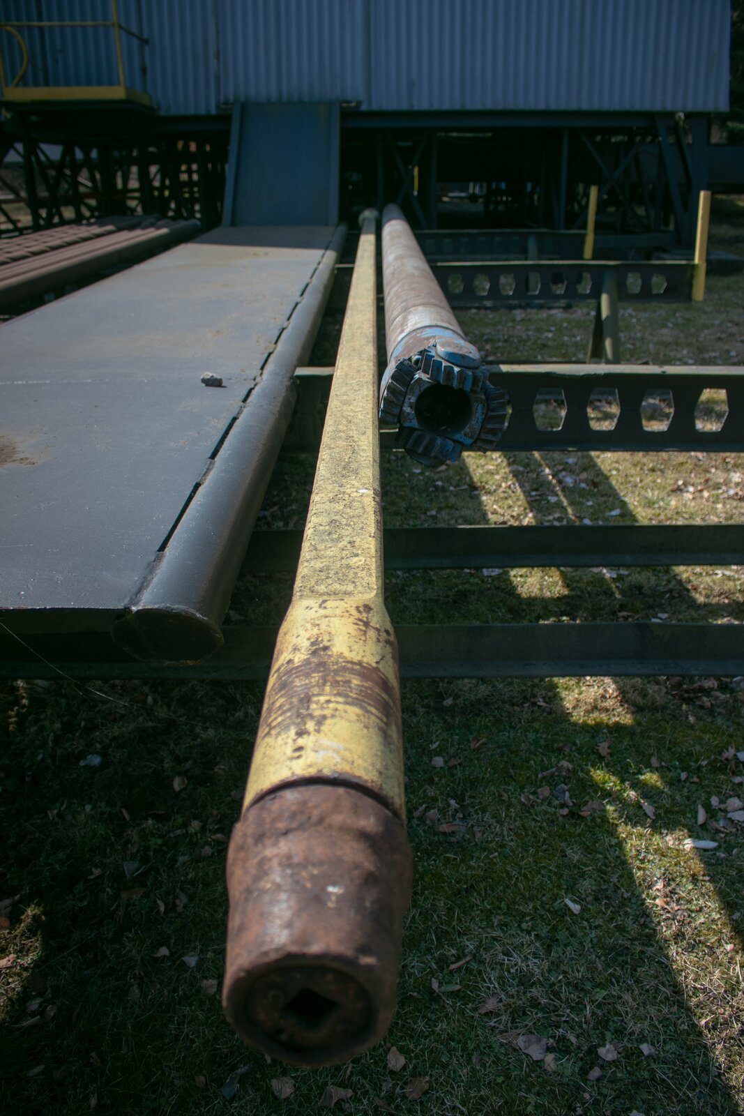 Na zdjęciu widoczne są dwie graniatki kwadratowe leżące na stalowym rusztowaniu. W centralnej części zdjęcia widać dwie graniatki o kształcie podłużnych cylindrów, które leżą na stalowej rampie. Pierwsza graniatka, znajdująca się z lewej strony zdjęcia jest dłuższa od drugiej. Jej przednia część składa się z walca z kwadratowym otworem w środku. Walec podzielony jest na dwa fragmenty. Brązowy znajdujący się na skraju oraz żółty, który zwężając się łączy się z kwadratową rurą. Z drugiej strony graniatki widoczne są takie same elementy. Na żółtej farbie widać oznaki zużycia i rdzy. Graniatka po prawej stronie jest krótsza. Jej przednia część składa się z prostokąta z okrągłym otworem w środku. Przy każdym boku prostokąta przymocowane jest kółko zębate. Przednia część jest koloru niebieskiego. Środkowa część drugiej graniatki jest okrągłą rurą srebrnego koloru. Na całej długości rury widać oznaki użytkowania oraz rdzę.
Graniatka jest elementem przewodu wiertniczego pomiędzy głowicą płuczkową i rurami płuczkowymi. Współpracuje z wkładami rolkowymi zamocowanymi w stole wiertniczym. Graniatka jest rurą, która posiada na zewnątrz kształt kwadratu lub sześciokąta, o długości od 
 11 do 13 m. Graniatka spełnia następujące funkcje: przenosi moment obrotowy ze stołu obrotowego na zestaw przewodu, łączy głowicę płuczkową z rurami płuczkowymi, pozwala na popuszczanie w pionie przewodu w fazie wiercenia, transmituje płuczkę pomiędzy głowicą płuczkową, a przewodem wiertniczym.