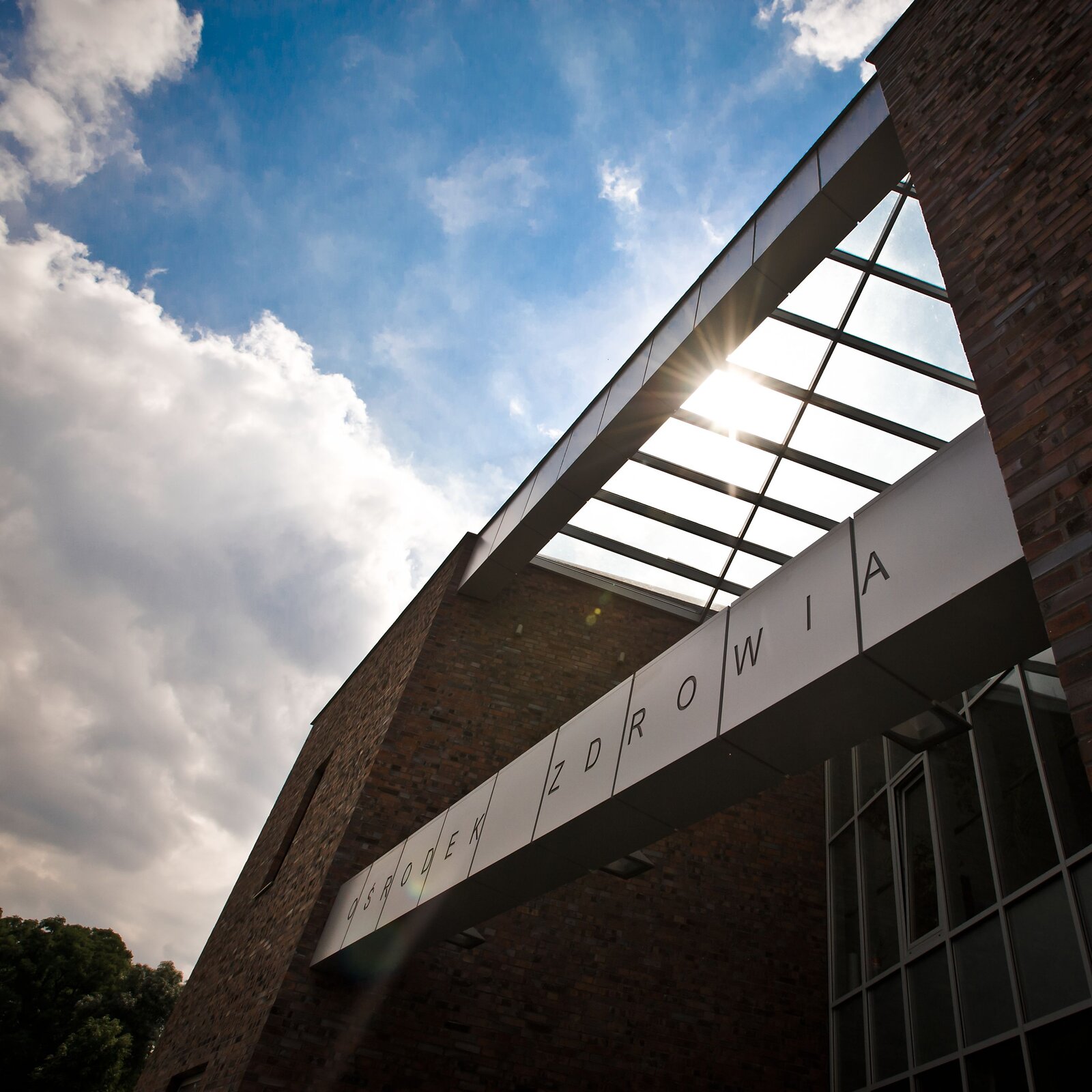 Zdjęcie przedstawia widok z bliska na napis ośrodek zdrowia. 