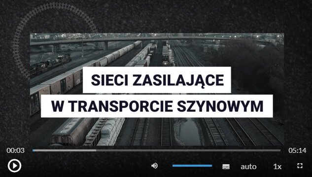 Zrzut ekranu przedstawia planszę z filmu pod tytułem Sieci zasilające w transporcie szynowym. W tle planszy widać pociągi z wagonami ułożonymi równolegle. Na środku widać dwa białe prostokąty z tytułem filmu. W dolnym lewym rogu widoczny jest przycisk startu animacji. Na środku dolnego paska widoczny jest przycisk wyłączenia głośności oraz na prawo od niego jest pasek zmiany głośności. Następnie kolejno widać przycisk włączania napisów, przycisk zmiany jakości odtwarzania, przycisk zmiany prędkości odtwarzania oraz przycisk odtwarzania pełnoekranowego.