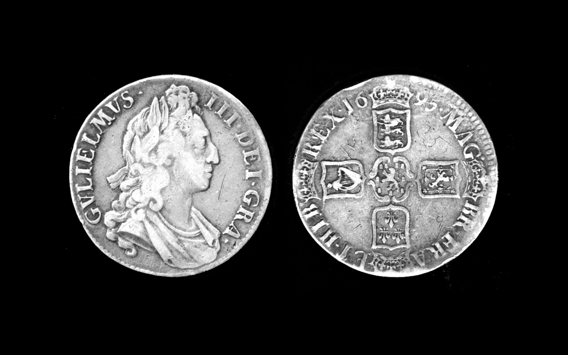 Zdjęcie przedstawia dwie srebrne monety Księcia Williama III.