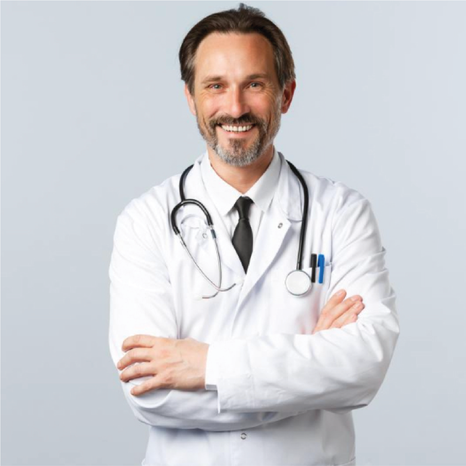 Zdjęcie przedstawia uśmiechniętego mężczyznę w średnim wieku, ubranego w biały fartuch i ze stetoskopem na szyi.