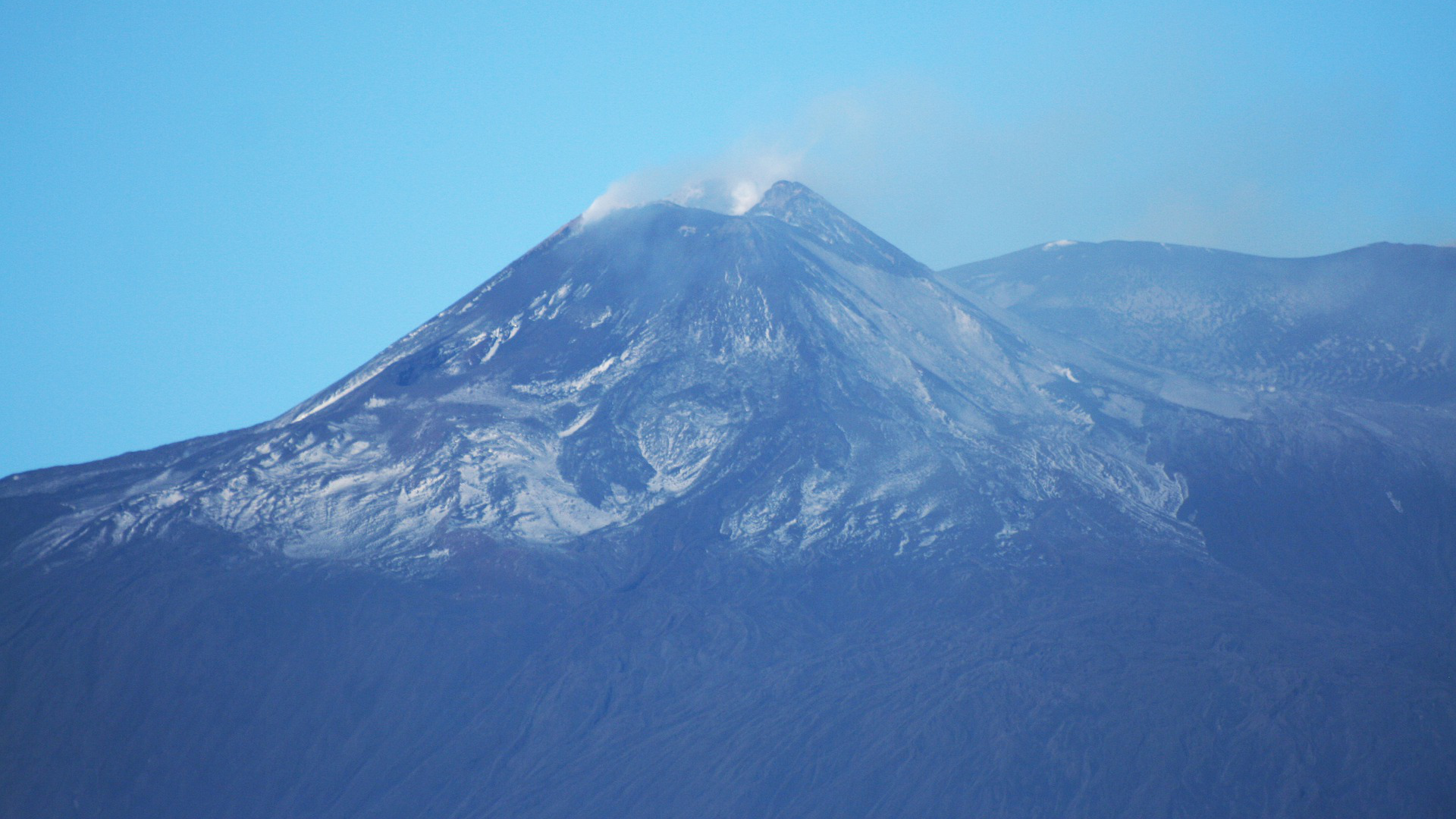 Zdjęcie przedstawia Etnę, wulkan na Sycylii.