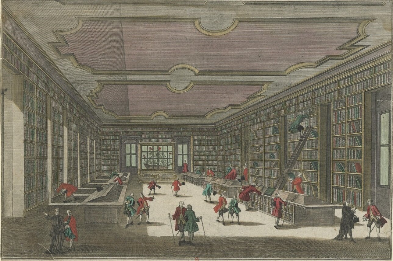 Ilustracja przedstawia wielką bibliotekę po której spacerują ludzie. Niektórzy czytają książki, inni ich szukają.