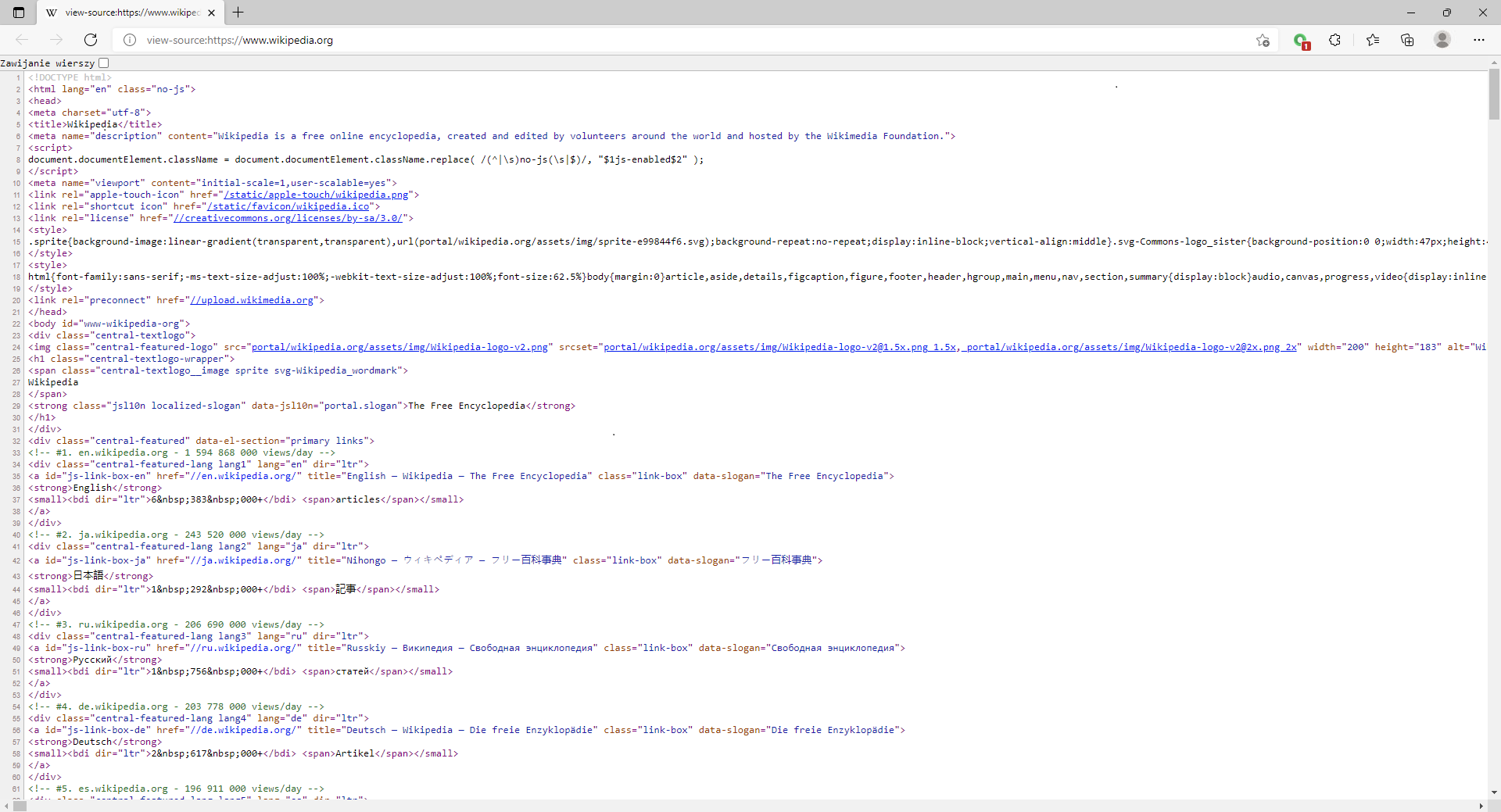 Ilustracja przedstawia okno przeglądarki Microsoft Edge, w której został otwarty kod źródłowy strony Wikipedia.org. Znaczniki HTML umieszczone są w nawiasach ostrych. Na górze znajduje się deklaracja dokumentu HTML: !DOCTYPE html. Pod nią widoczne jest otwarcie głównego znacznika html, w  którym zawarty jest cały kod. Kod podzielony jest na dwie części. Pierwsza część odpowiada nagłówki, znacznik head. W znaczniku  znajdują się deklaracje dotyczące, tytułu sytrony, kodowania, ostylowania, JavaScriptu.  Druga cześć kodu to tak zwane body. W body znajduje się kod dotyczący budowy strony.   