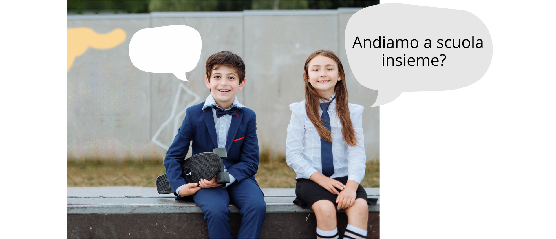 Grafika komiksowa przedstawia ucznia i uczennicę siedzących na ławce. Oboje są ubrani na galowo, chłopiec w garnitur i muszkę, dziewczynka w bluzkę z krawatem i spódniczkę. Chłopiec trzyma pod pachą deskorolkę.  Nad głowami uczniów widoczne są dymki. Nad chłopcem dymek jest pusty. W dymku nad dziewczynką jest napis: Andiamo a scuola insieme? Jak chłopiec powinien odpowiedzieć na pytanie?