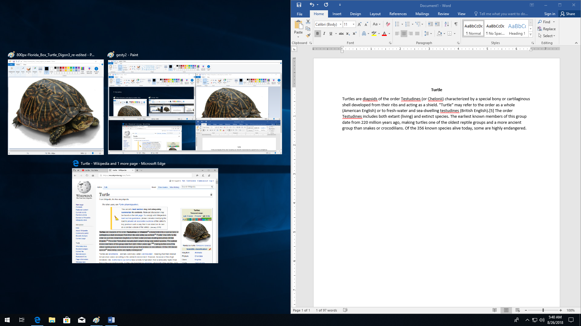 Ilustracja przedstawia uporządkowane aplikacje na pulpicie Windows 10. Prawą połowę pulpitu zajmuje okno edytora tekstowego. Po lewej trzy okna mniejszej wielkości. 
