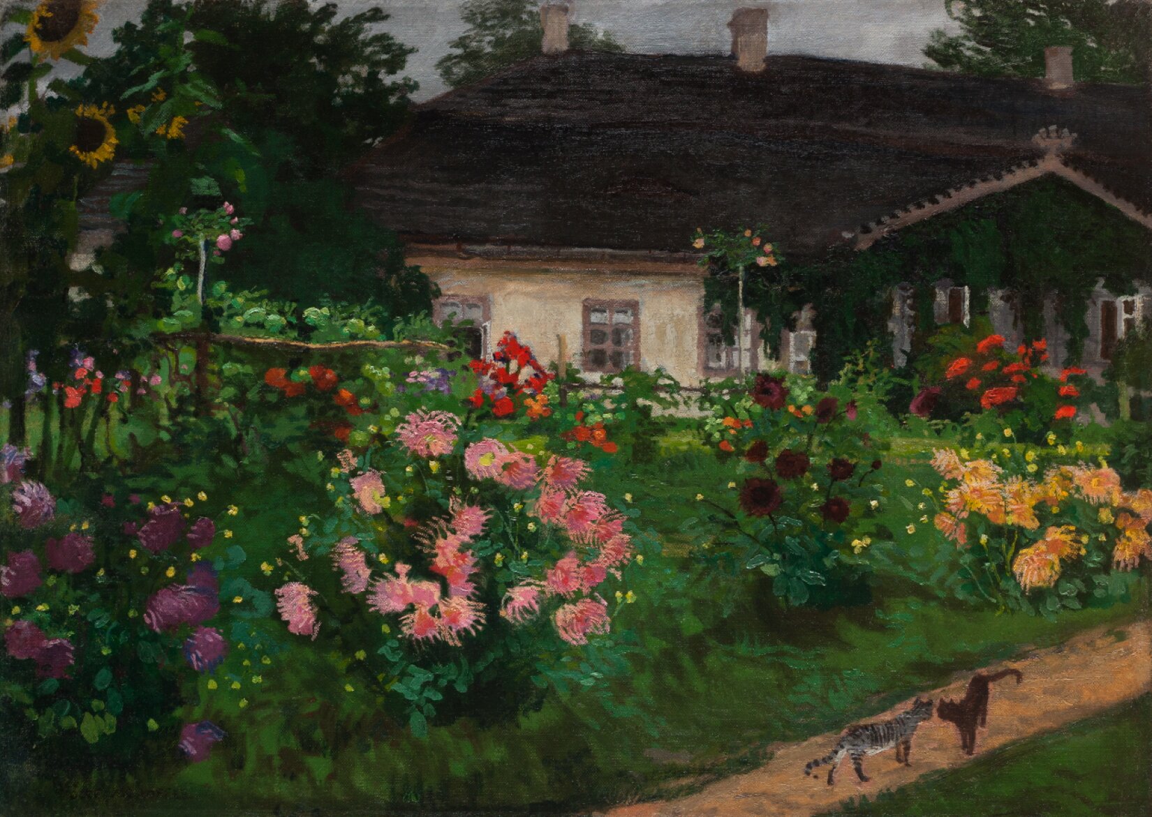 Na pierwszym planie ukazana jest alejka, na której znajdują się dwa koty. Jeden z nich ma szaro‑czarne pręgi, drugi zaś jest cały czarny. Tuż za nimi, wzdłuż alejki ukazany jest ogród, w którym znajdują się różnokolorowe kwiaty. Po lewej stronie znajdują się wysokie, żółte słoneczniki. Dalej znajduje się beżowy dworek z czarnym dachem. Na ganku budynku, znajduje się zielony bluszcz. 