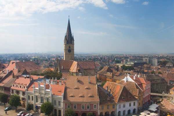 Panorama Starego Miasta Sibiu - zabudowania miejskie, kamienice, pośrodku wystająca wieża.