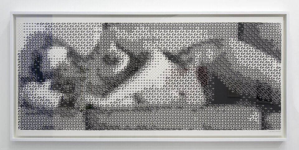 Ilustracja przedstawia pracę Kena Knowltona pod tytułem „Studium percepcji (Akt). Dzieło przedstawia portret nagiej kobiety wykonany w technice komputerowej. Portret jest czarno‑biały i został stworzony z różnych znaków i symboli. Ken Knowlton [czytaj: ken nołlton] jest pionierem animacji komputerowej. W latach 60. tworzył realistyczne obrazy, nadrukowując kilka ilustracji jedna na drugiej. Jednym z najsłynniejszych dzieł było „Studium percepcji” z 1967 r., stworzone wraz z Leonem Harmona’em [czytaj: leonem harmołnem], znane również jako „Akt”. Grafika przypomina technikę rastrową stosowaną przez artystów pop‑artu.