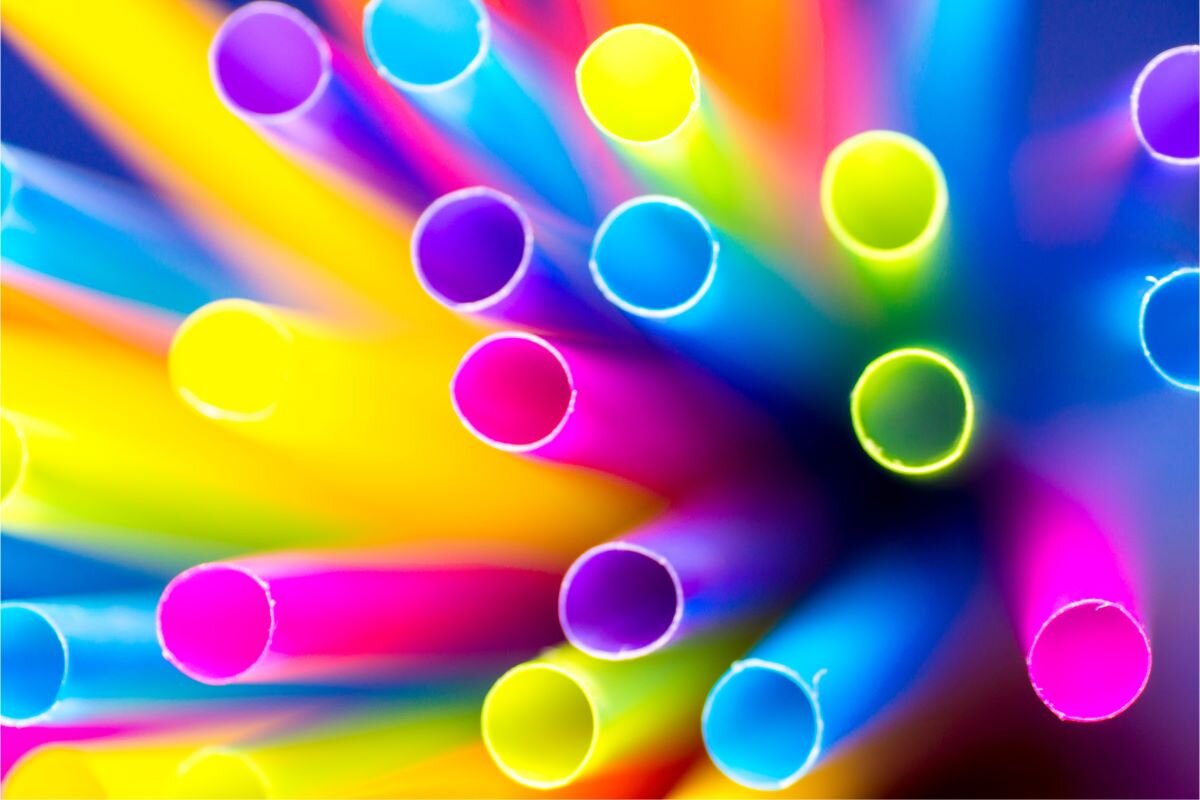 Ilustracja przedstawia sfotografowaną z góry wiązkę kolorowych, pustych w środku rurek z plastiku.