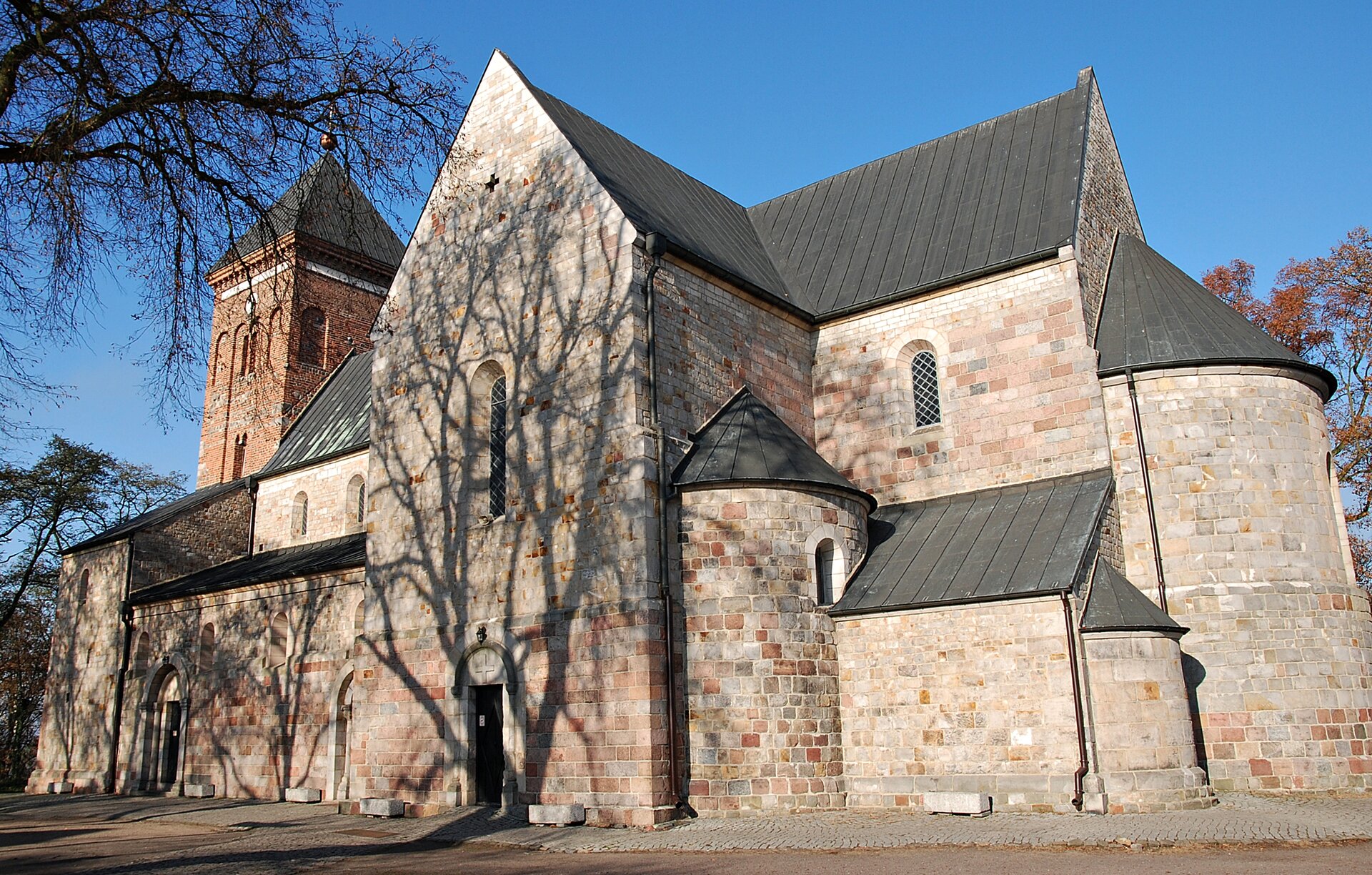 Zdjęcie przedstawia duży budynek bazyliki. Jest ona zbudowana w stylu gotyckim na planie krzyża z wieżą na froncie.