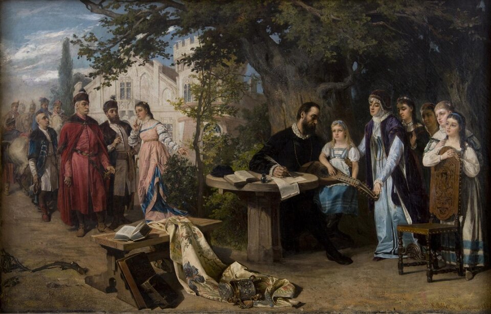 Obraz przedstawia scenę rodzajową pod wielką lipą w ogrodzie. W tle biały dworek. Rodzina Kochanowskich zebrała się pod drzewem oczekując na gości, którzy zbliżają się z lewej strony. Na pierwszym planie znajduje się drewniana ława, na której leży tkanina z motywami kwiatowymi, która opada na podłoże. Obok leży otwarta księga, przy nogach ławy stoją oparte dwie wielkie, zamknięte księgi. Na ziemi, na tkaninie leży przewrócony metalowy, pięknie zdobiony kufel. Jan Kochanowski siedzi pod lipą przy okrągłym stoliku, na którym leży czarny beret, otwarta książka, kałamarz i dwie kartki. Mężczyzna trzyma gęsie pióro oparte na kartce, ale patrzy na siedzącą na jego kolanach córkę.  Kochanowski jest ubrany na czarno, białe wykończenia znajdują się przy szyi i na rękawach. Ma czarne włosy i gęstą brodę. Dziewczynka siedząca na kolanach mężczyzny trzyma na kolanach lutnię, patrzy w górę. Ma jasne, rozpuszczone włosy i niebieską opaskę z kokardą na czubku. Jest ubrana w białą bluzkę z krótkim rękawem, błękitną spódnicę i biały fartuszek. Po prawej stronie stoi kobieta w średnim wieku, podtrzymuje lewą ręką lutnię. Jest ubrana w błękitną, atłasową sukienkę i fioletowy, aksamitny kontusz. Na szyi wsi złoty wisiorek. Głowę jej zdobi brązowe, aksamitne nakrycie, przy twarzy wykończone białą koronką. Spogląda na Urszulkę. Jest zachwycona. Z tyłu za Kochanowską stoją cztery nastoletnie dziewczynki. Pierwsza z nich, za plecami matki, spogląda na lutnię. Ma czarne, długie włosy zaplecione w warkocz, nosi brązową sukienkę. Unosi lewą rękę do góry. Słucha, jak gra Urszulka. Za nią chowa się następna dziewczyna, widać tylko jej głowę. Ma ciemne włosy i czerwoną kokardę. Obok niej stoi, wysunięta do przodu druga siostra. Ma grzywkę i jasne włosy. Jest ubrana w jasną sukienkę. Dotyka ramion siostry, która stoi przed nią. Ta ma czarne, długie, kręcone włosy. Zdobi je niebieska kokarda. Ręce ułożyła na oparciu drewnianego krzesła. Jest ubrana w białą sukienkę, która jest ozdobiona niebieskimi pasami. Twarze sióstr wyrażają zaciekawienie. Z lewej strony obrazu widać ośmu mężczyzn, którzy kierują się w stronę rodziny Kochanowskich. To Jan Zamoyski z orszakiem. Drogę pokazuje im dziewczyna w różowo‑niebieskiej sukni, która lewą ręką pokazuje miejsce pobytu rodziny Kochanowskich. Zamojski wyróżnia się czerwonym strojem. To mężczyzna w sile wieku z siwymi włosami i wąsami. Nosi czerwony żupan i aksamitny kontusz wykończony futrem, na głowie ma kołpak z piórkiem, przy boku nosi  karabelę. Lewą ręką dotyka złotej szabli, a prawa jest opuszczona. Jego twarz jest skupiona. Obok niego stoi szlachcic z brodą. Uśmiecha się delikatnie. Jest ubrany w brązowy żupan i biały kontusz przepasany złotym pasem, na głowie ma brązowy kołpak.  Za nimi stoi młodzieniec w szlacheckim stroju, z kołpakiem w dłoni. Na głowie ma charakterystyczny czub szlachecki, czyli wygolone włosy z małą kępą na czubku głowy. Za nim wierzga biały koń, którego próbują ujarzmić dwaj słudzy. Za koniem stoją czterej dworzanie. 