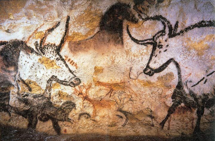 Malowidło z jaskini Lascaux (wym. Lasko) we Francji. Prawdopodobnie zostało ono namalowane ponad 17 000 lat temu. W 1940 roku jaskinię przypadkowo odkryło kilku chłopców. Jej ściany zdobi ponad 150 malowideł. Jaskinia została wpisana na listę światowego dziedzictwa kultury UNESCO (międzynarodowej organizacji zajmującej się ochroną dziedzictwa kultury), co oznacza, że jest szczególnie chroniona ze względu na swoją wyjątkową wartość Malowidło z jaskini Lascaux (wym. Lasko) we Francji. Prawdopodobnie zostało ono namalowane ponad 17 000 lat temu. W 1940 roku jaskinię przypadkowo odkryło kilku chłopców. Jej ściany zdobi ponad 150 malowideł. Jaskinia została wpisana na listę światowego dziedzictwa kultury UNESCO (międzynarodowej organizacji zajmującej się ochroną dziedzictwa kultury), co oznacza, że jest szczególnie chroniona ze względu na swoją wyjątkową wartość Źródło: Prof saxx, Wikimedia Commons, licencja: CC BY-SA 3.0.