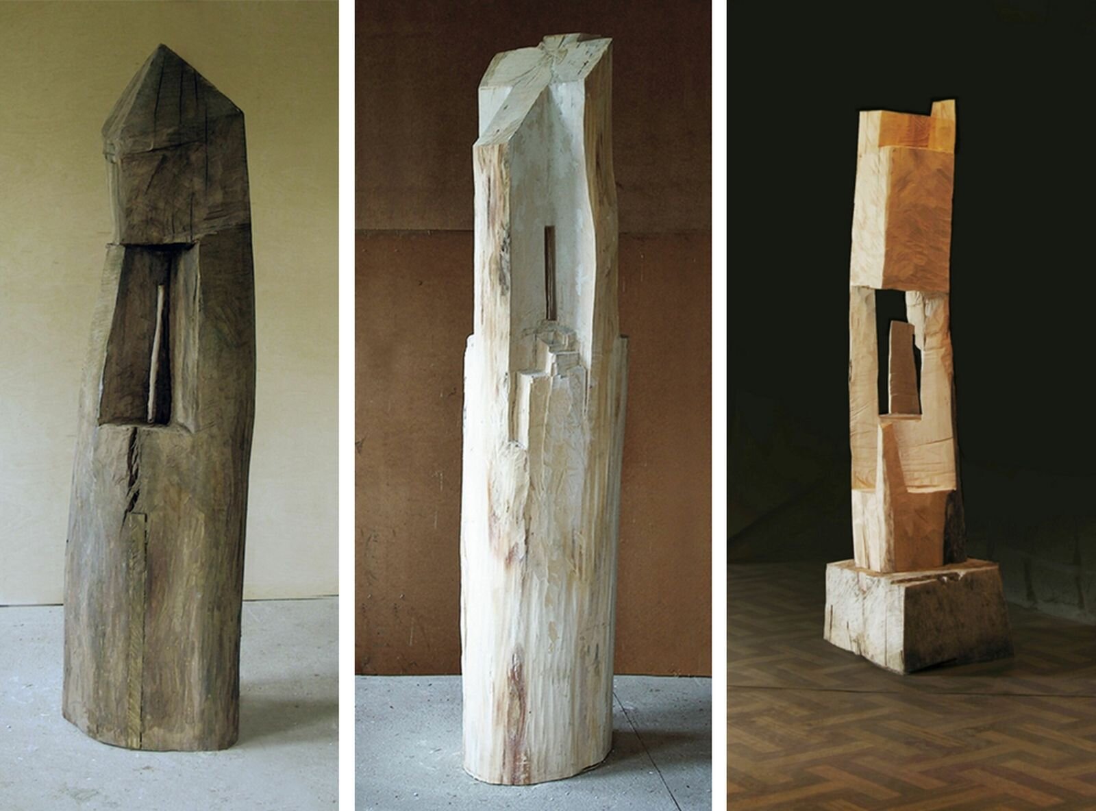 Zdjęcie przedstawia trzy rzeźby współczesne Krzysztofa Mazura, które noszą nazwę kapliczek. Wyglądają jak słupy z wybranymi pośrodku ażurami, w różnych kształtach. Wszystkie zostały wykonane z drewna, a kapliczka biała została pomalowana neutralną farbą.