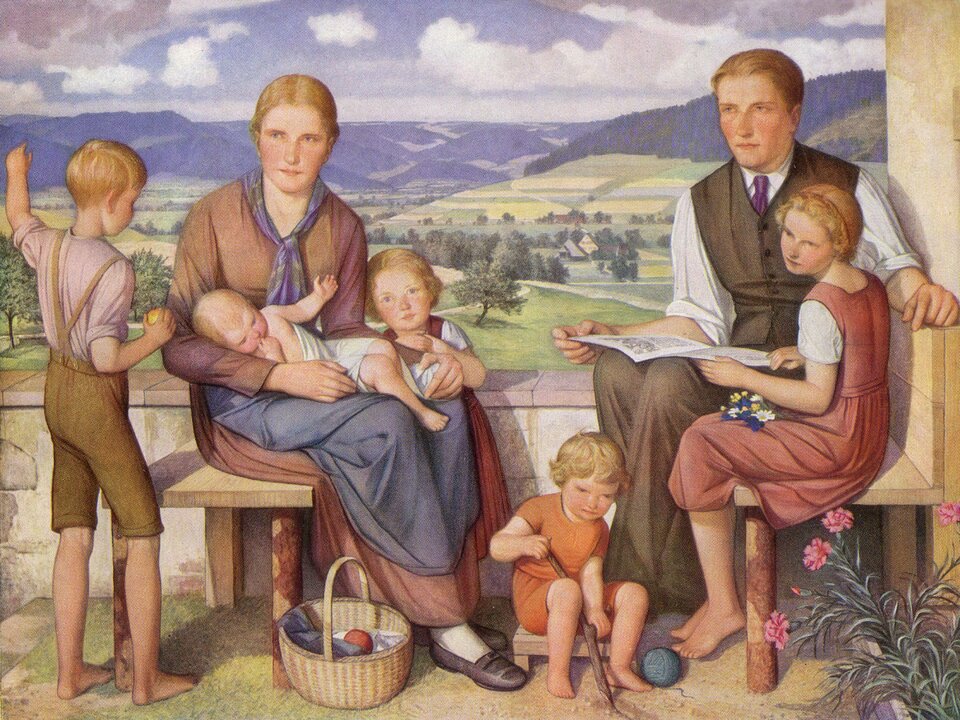 Ilustracja przedstawia rodzinę siedzącą na zewnątrz na tle górskiego krajobrazu. Rodzina składa sie z matki, ojca i pięciorga dzieci. Najstarsza córka siedzi przy ojcu i czyta. Starszy chłopiec pokazuje cos matce. Dwoje środkowych dzieci znajduje sie pomiędzy rodzicami. Najmłodsze niemowlę siedzi u mamy na kolanach.