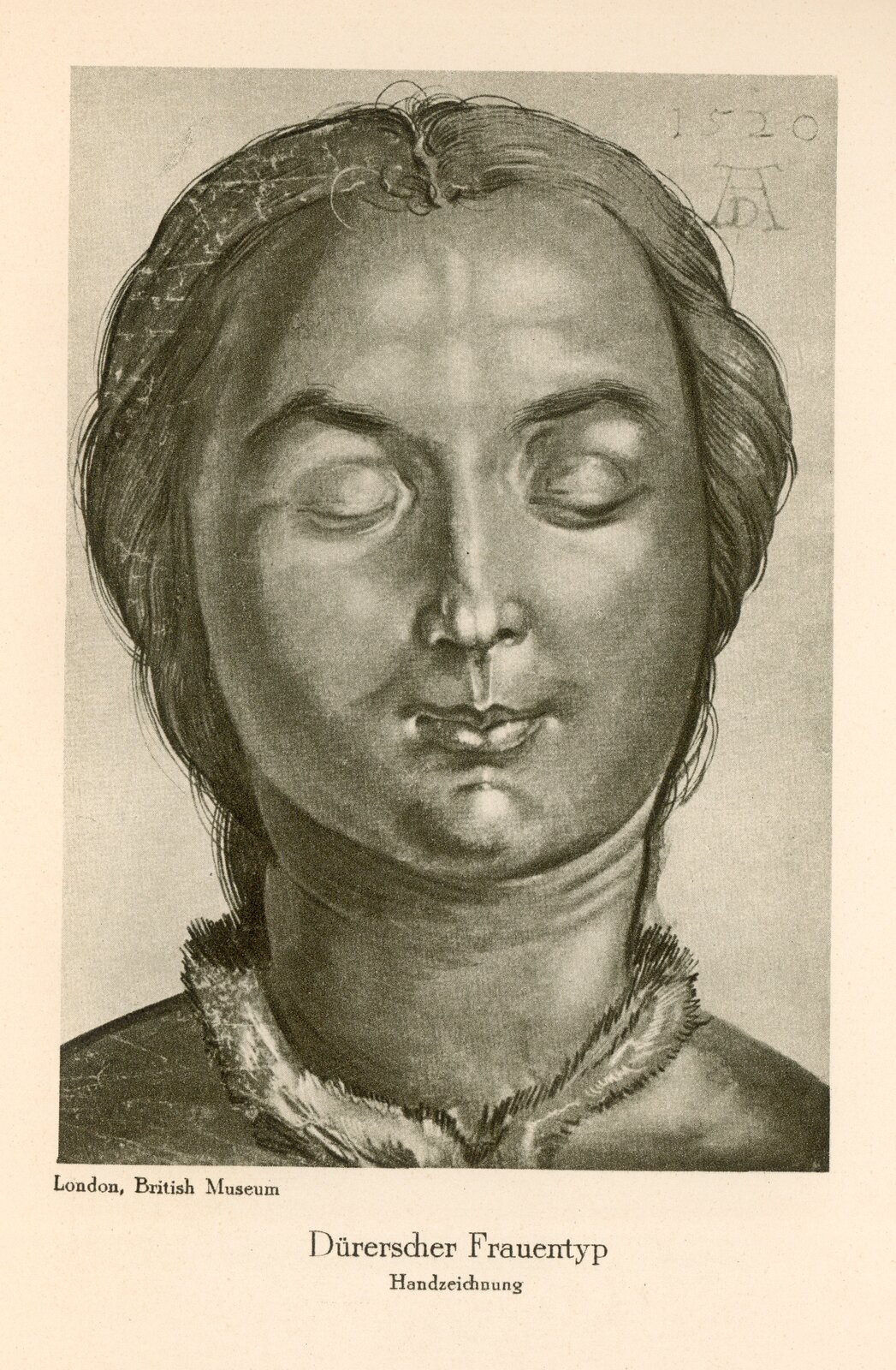 Ilustracja przedstawia studium rysunek głowy kobiecej, który wykonano ołówkiem na papierze. Kobieta ma zamknięte oczy i lekko się uśmiecha. Włosy ma długie, lekko pofalowane, zaczesane do tyłu w taki sposób, że całe czoło jest odsłonięte.