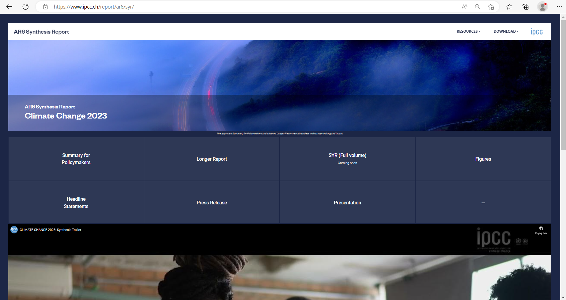Na zdjęciu zrzut ekranu ze strony głównej portalu www.ipcc.ch, na górze strony okładka Szóstego Raportu IPCC opublikowanego przez Międzyrządowy Zespół do spraw Zmian Klimatu opublikowany w dwa tysiące dwudziestym trzecim roku. Poniżej interaktywne pola dotyczące treści opublikowanego raportu, w tym pole zawierające streszczenie.