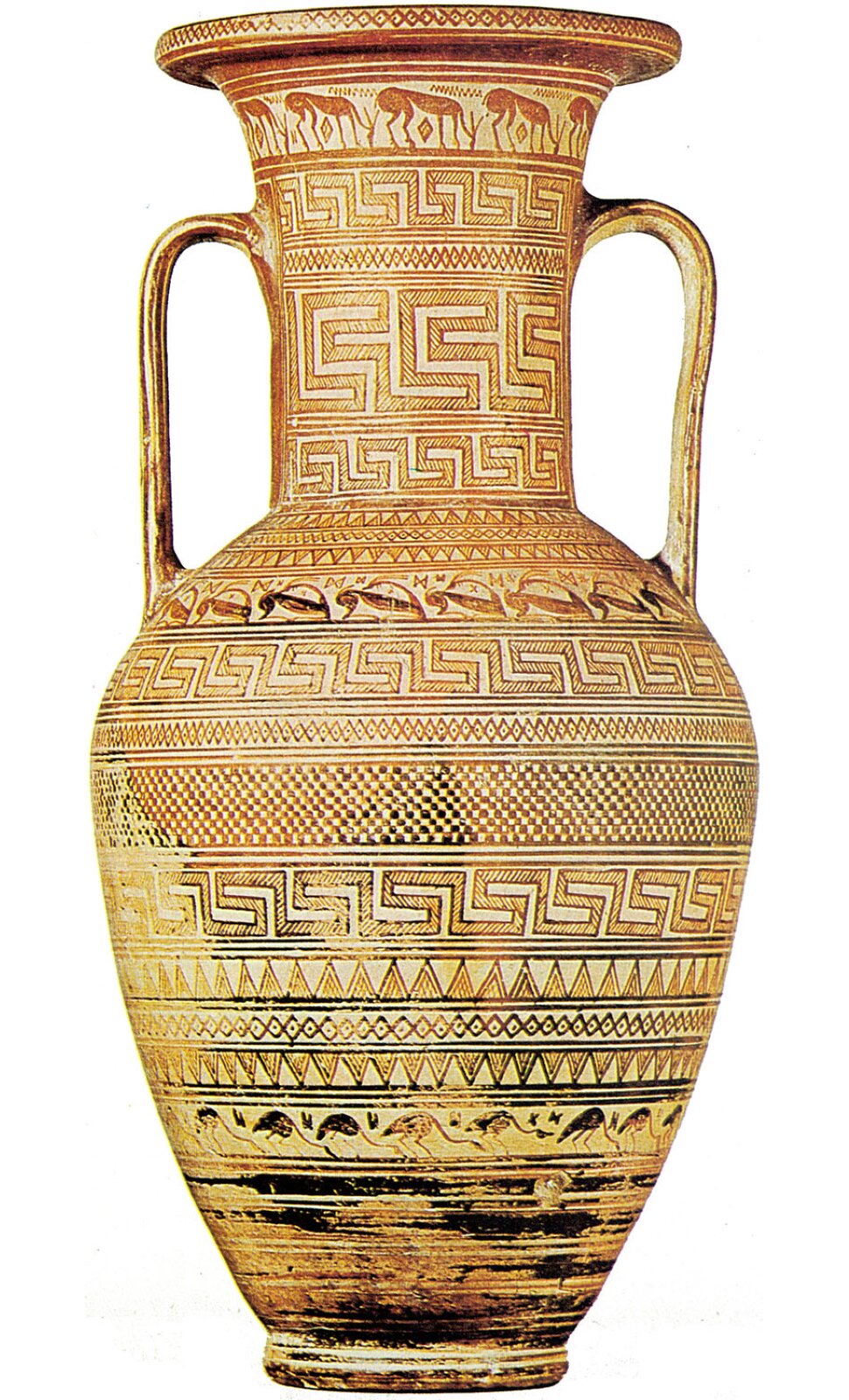 Ilustracja przedstawia grecką amforę w stylu geometrycznym. Na beżowo‑brązowym naczyniu zaprezentowane zostały geometryczne, symetryczne wzory, z których większość składa się z powtarzających się kresek, ciemniejszych od powierzchni amfory. Im bliżej dołu naczynia, tym ciemniejsze są wzory. Pośród linii wyróżniają się rzędy prezentujące zwierzęta – ptaki oraz bydło. Waza rozszerza się ku górze, a następnie zwęża się przy szyjce oraz uchach. Tło jest białe.