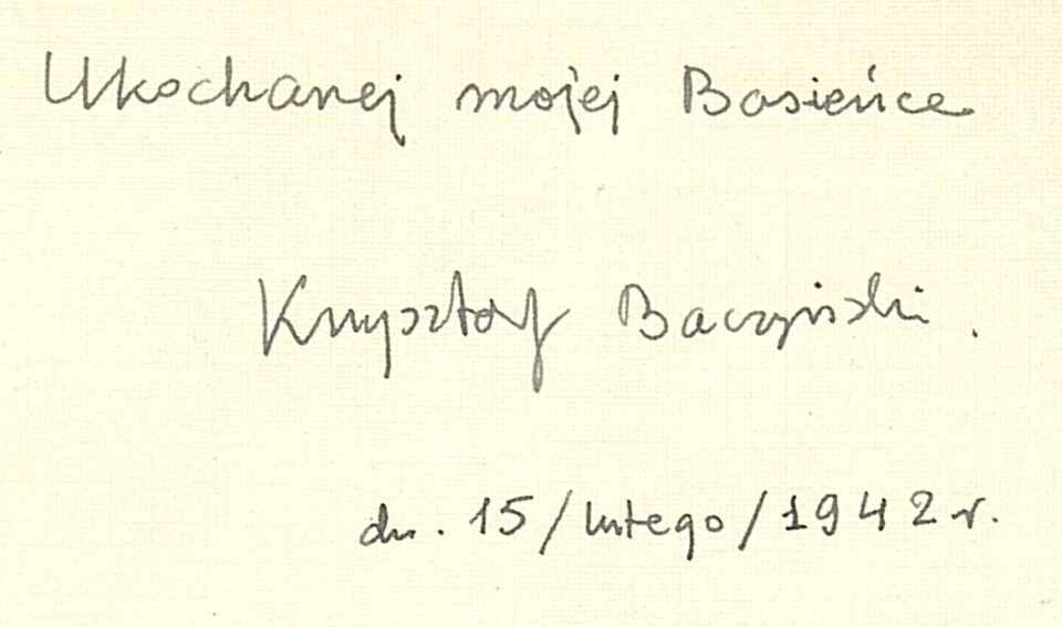 Grafika przedstawia odręcznie napisaną dedykację. Jej tekst to: Ukochanej mojej Basieńce Krzysztof Baczyński, dnia 15 lutego 1942 roku.