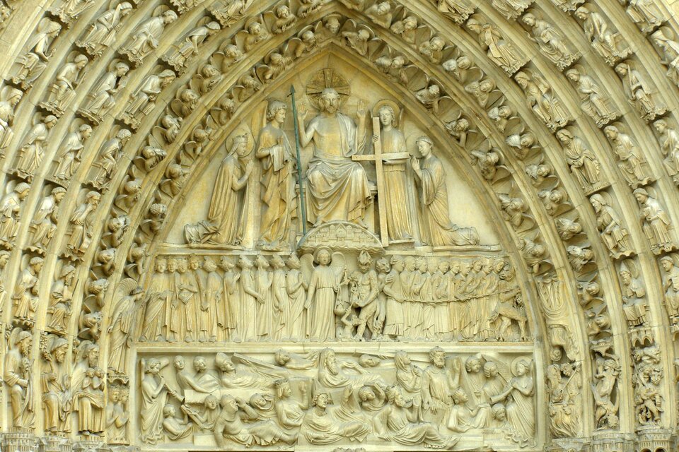 Ilustracja o kształcie poziomego prostokąta przedstawia tympanon środkowego portalu katedry Notre Dame w Paryżu. W zwieńczeniu ukazuje scenę Sądu Ostatecznego. 
