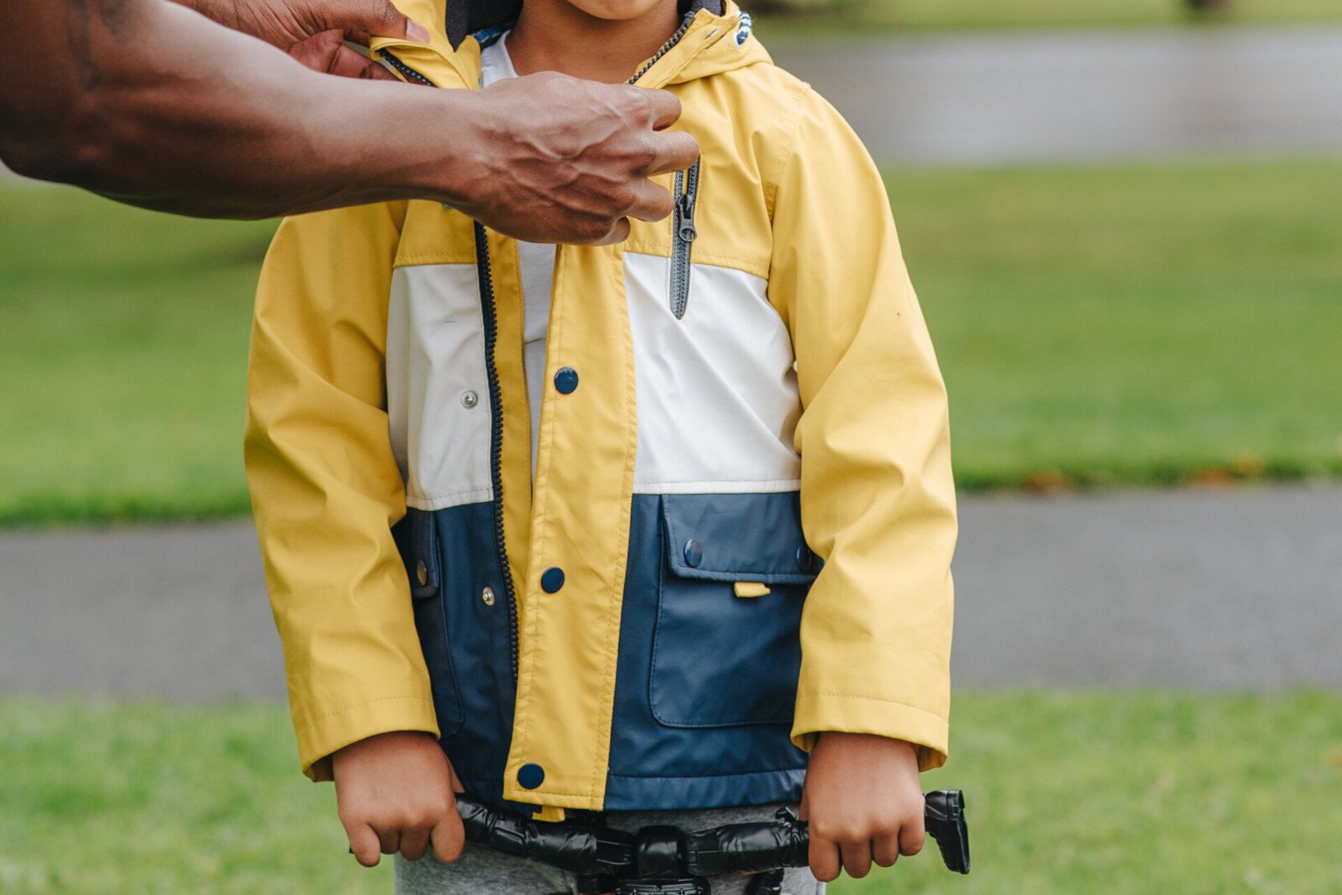 Ilustracja przedstawia żółto-biało-granatową kurtkę chłopięcą.