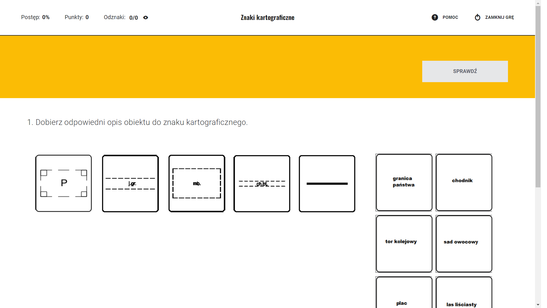 Grafika przedstawia ekran gry edukacyjnej z przykładowym zadaniem. W górnym lewym rogu ekranu znajduje się informacja o postępie grze w procentach, o punktacji, liczbie zdobytych odznak. W górnym prawym rogu ekranu znajdują się przyciski pomoc i zamknij grę. Poniżej znajduje się polecenie oraz grafiki, które należy dopasować.