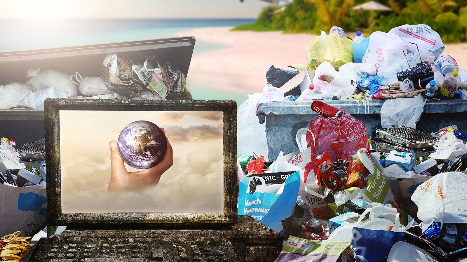Zdjęcie przedstawia śmieci pozostawione na plaży. Widoczny jest laptop, na którego ekranie wyświetla się dłoń trzymająca kulę ziemską. 