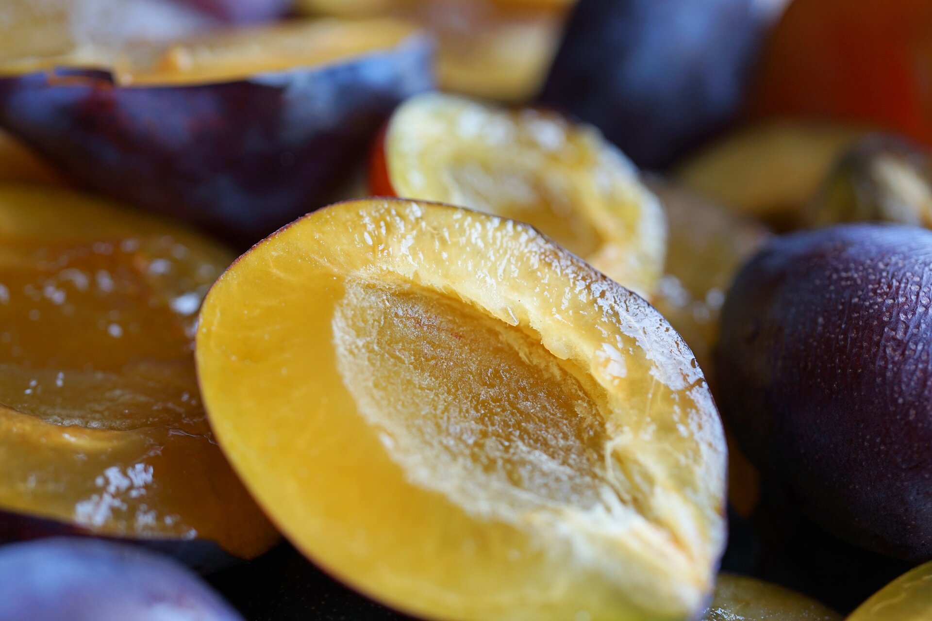 Ilustracja przedstawia śliwki 