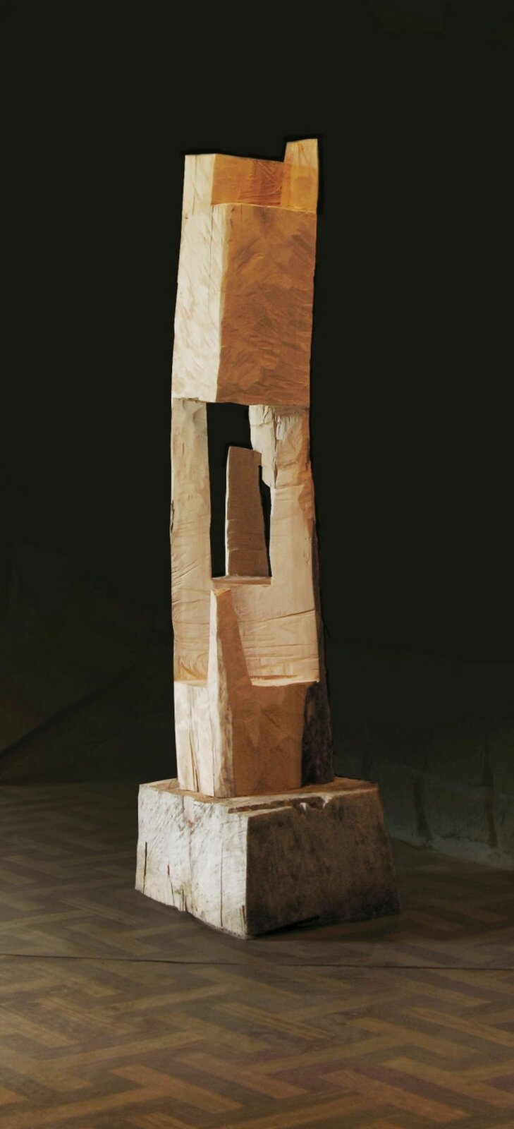 Ilustracja przedstawia rzeźbę Krzysztofa Mazura „Kapliczka przełamana”. Jest to drewniany, ciosany pień drzewa ukształtowany w bryłę zbliżoną do prostopadłościanu, usytuowany na podstawie. W środku pień jest wydrążony. W prześwicie oraz na zewnątrz znajdują się pozostawione, niewycięte, pionowe fragmenty drewna.