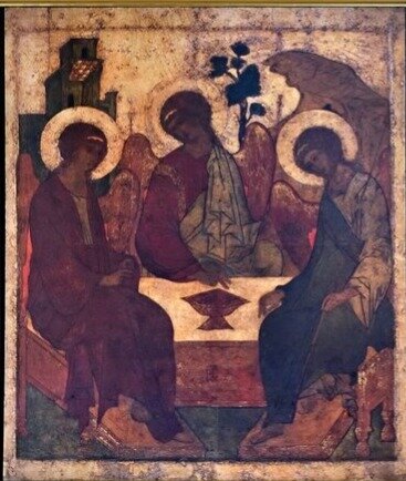 Ilustracja przedstawia Ikonę z początku XV w., która powstała najprawdopodobniej w monastyrze, czyli klasztorze Spaso - Andronikowskim w Moskwie. Ikona ukazuje trzy osoby w aureolach, siedzące przy stole. Ramy obrazu są złocone. 