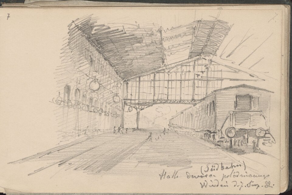 Rysunek przedstawia dworzec kolejowy. Po lewej stronie ukazany jest peron i liczne otwory wejściowe. W oddali stoją nieliczni pasażerowie. Po prawej stronie stoi pociąg. Ukazany jest ostatni wagon z buforami. Dworzec jest zadaszony. 