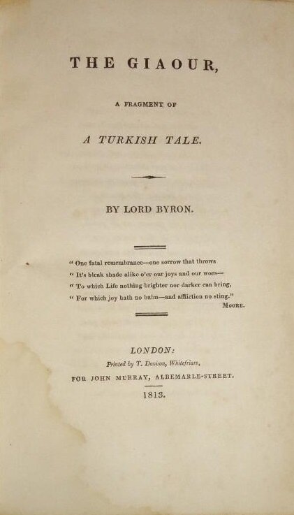 Ilustracja przedstawia stronę tytułową książki. Znajduje się na niej napis: The Giaur, a fragment of a turkish tale. By Lord Byron One fatal remembranec – one sorrow that throws. It’s laenk shade alike o’er our joys and our woes – To which Life nothing brighter nor darker can bring, For which joy hath no balm – and affiction no Sting. Moore. London Printed by T. Dasion, Whitefriass, John Murray, Albemarle‑Street. 1813.