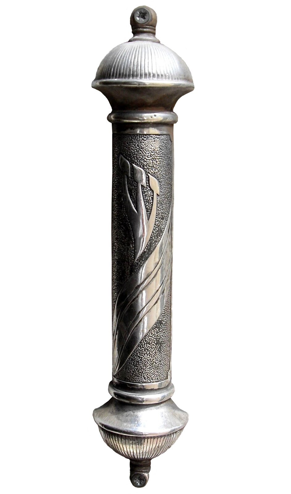 Ilustracja przedstawia pojemnik w kształcie metalowej rurki ze stożkowatymi zdobionymi końcówkami. Pojemnik służył do przechowywania zwitka papieru z fragmentami Tory. Zawieszano go na zewnętrznej prawej framudze drzwi.