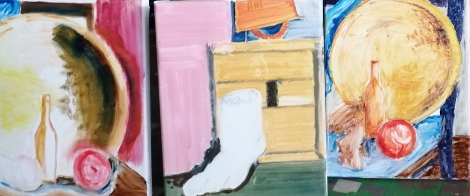 Ilustracja przedstawia trzy niedokończone prace malarskie, zestawione obok siebie. Każda z nich jest wykonana w różnych kolorach. Widoczne są zróżnicowane ślady po narzędziach malarskich. Plama barwna jest w związku z tym bardzo zróżnicowana: intensywna, delikatna, wyrazista, nieregularna, przezroczysta i nieprzezroczysta. Wszystkie trzy prace przedstawiają martwą naturę.