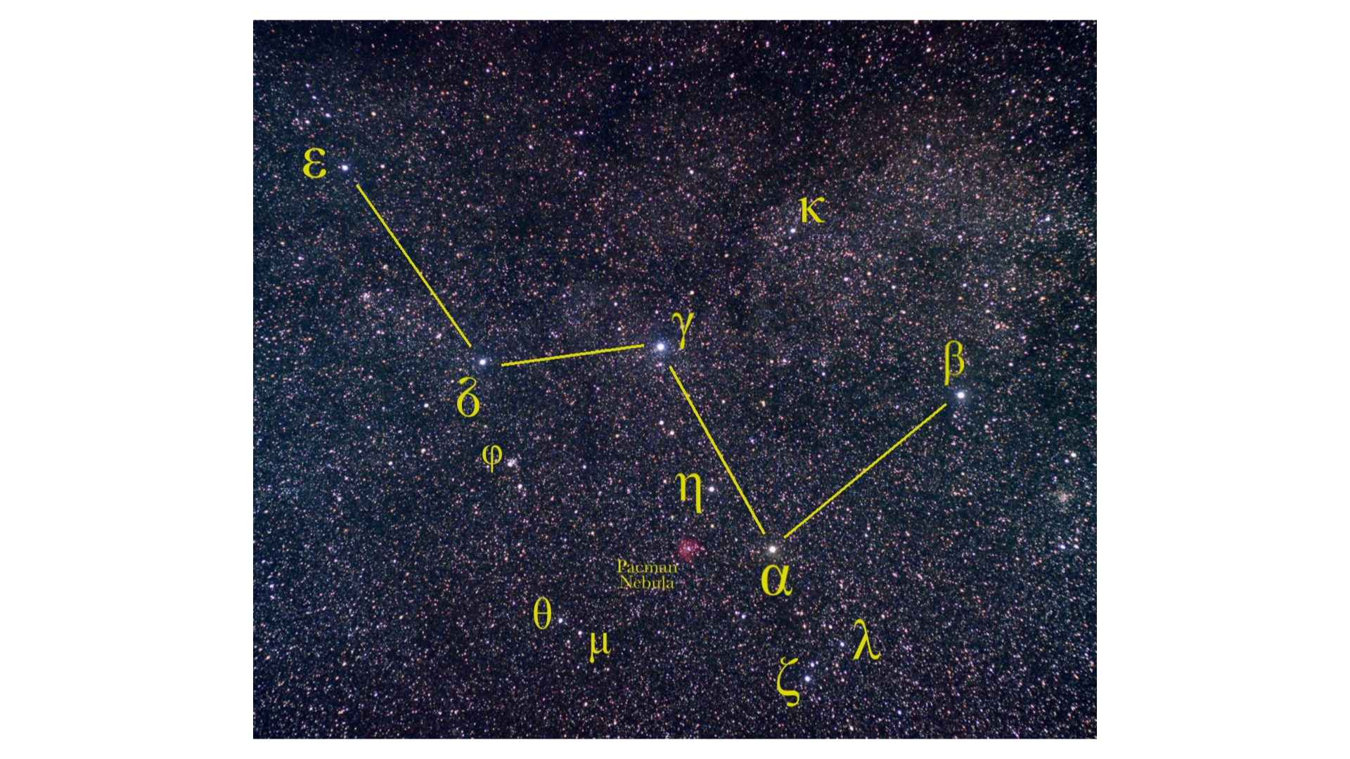 Na zdjęciu ciemnego nieba, wypełnionego rojami gwiazd zaznaczony jest żółtymi liniami gwiazdozbiór Kasjopei. Jasność gwiazd oznaczona jest greckimi literami. Gwiazdy opisane od lewej epsilon, delta, gamma, alfa, beta są połączone liniami.