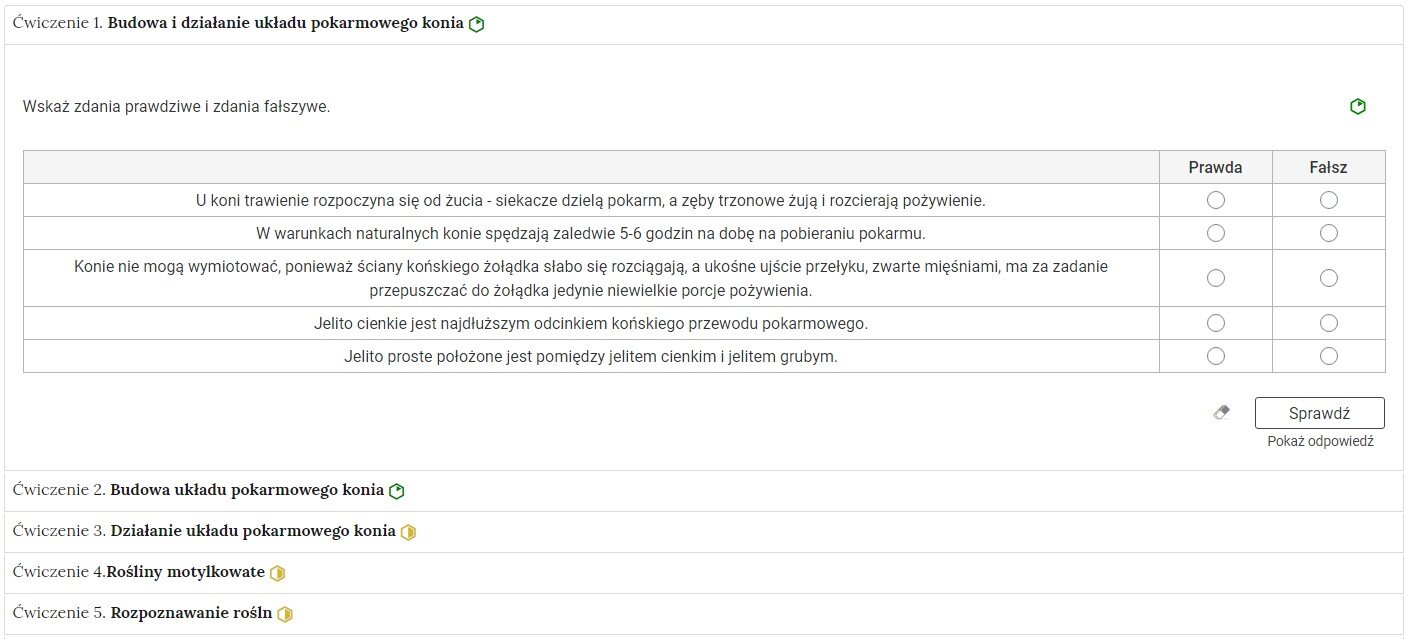 Grafika przedstawia przykładowe ćwiczenie umieszczone w harmonii. Na grafice znajduje się harmonia z rozwiniętym wierszem. Wewnątrz wiersza został umieszczony numer ćwiczenia wraz z nazwą działu, którego dotyczy. Pod nim znajduje się szerokie okienko, w którym zawiera się ćwiczenie polegające na wskazaniu prawdziwych i fałszywych stwierdzeń. Na samym dole umieszczony jest prostokąt z czarnym obramowaniem i białym wypełnieniem. Wewnątrz niego znajduje się napis: Sprawdź. Pod przyciskiem umieszczony został natomiast napis: Pokaż odpowiedź. Dodatkowo z boku znajduje się ikonka gumki. Jej wciśnięcie spowoduje wymazanie dotychczasowych odpowiedzi.